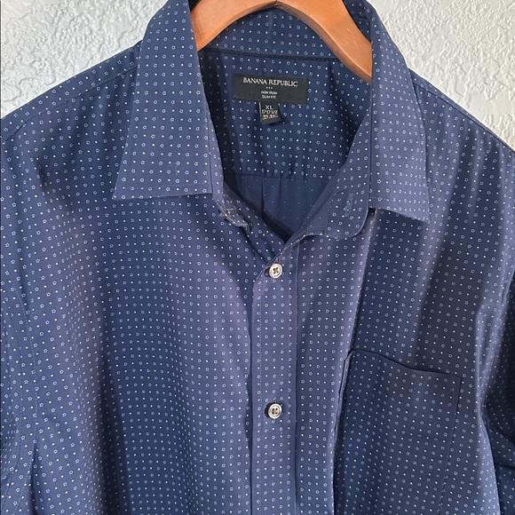 Banana Republic Other - Banana Republic Men Navy Blue Light Blue Flower Long Sleeve Button Down Shirt XL